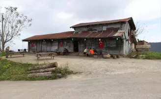 Tarihi handaki “taş ocak“ yıllardır misafirleri için yanıyor