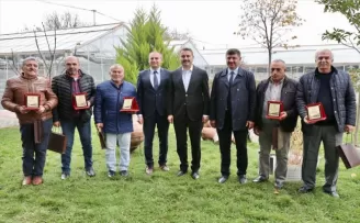 Tokat Belediye Başkanı Eroğlu emekli olanlara plaket verdi