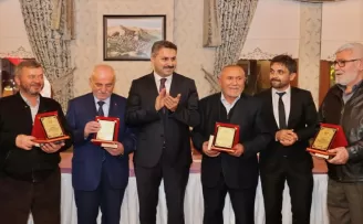 Tokat Belediye Başkanı Eroğlu'ndan emekli belediye personeline plaket