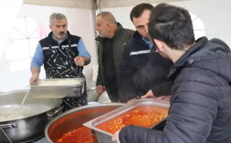 Tokat Belediyesi Gölbaşı’ndaki 3 bin depremzedeye günlük yemek hazırlıyor