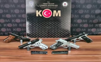 Tokat’ta araca gizlenen 4 tabanca ele geçirildi