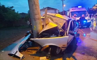 Tokat’ta aydınlatma direğine çarpan otomobildeki 2 kişi yaralandı