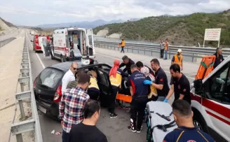 Tokat'ta bariyere çarpan otomobildeki 2 kişi yaralandı
