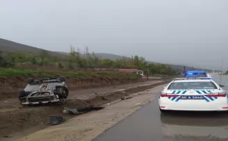 Tokat’ta devrilen otomobildeki 2 kişi yaralandı