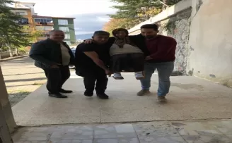 Tokat'ta hasta kadın 3. kattaki eve jandarma ekiplerinin yardımıyla çıkarıldı