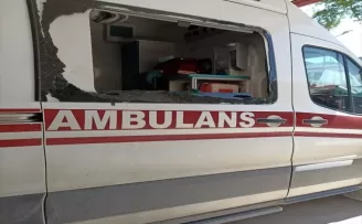 Tokat’ta ihbara giden ambulansın camı kırıldı