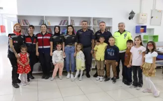 Tokat’ta kadın motosikletliler beldedeki çocuklara hikaye kitapları götürdü