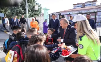 Tokat’ta okulun ilk gününde öğrencileri Vali Hatipoğlu karşıladı