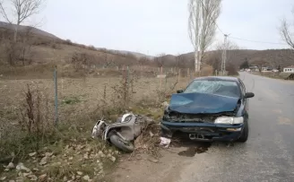 Tokat’ta otomobille çarpışan motosikletin sürücüsü yaralandı