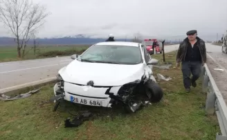 Tokat’ta refüje çıkan otomobildeki 2 kişi yaralandı