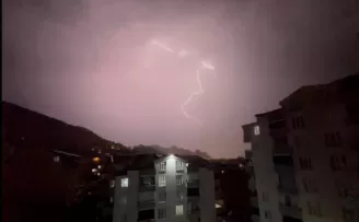 Tokat’ta sağanak sonrası şimşekler geceyi aydınlattı