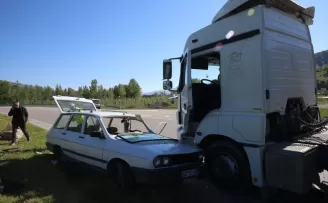 Tokat’ta tır ile otomobilin çarpıştığı kazada 3 kişi yaralandı