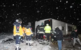 Tokat'ta yolcu otobüsünün devrilmesi sonucu 1 kişi öldü, 15 kişi yaralandı