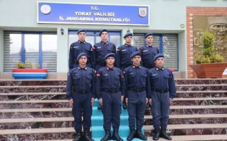 Tokat Valisi Hatipoğlu, kentte askerlik yapan 4 ikiz kardeşle bir araya geldi
