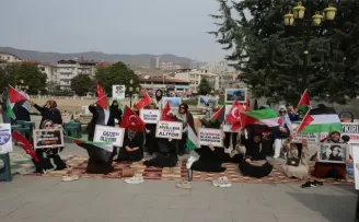 Tokatlı kadınlar Filistin’e destek için oturma eylemi gerçekleştirdi