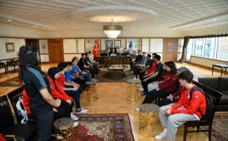 Trabzon Büyükşehir Belediye Başkanı Zorluoğlu sporcularla bir araya geldi