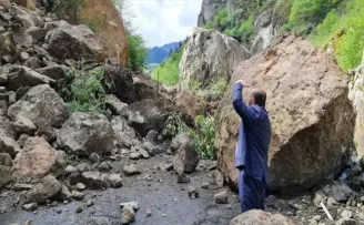 Trabzon’da heyelan sonucu Atayurt-Santa grup yolu ulaşıma kapandı