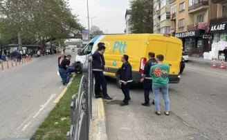 Trabzon’da kargo kamyonu refüje çarptı