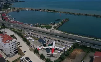 Trabzon’da pistten çıkan uçak, pide salonu oldu