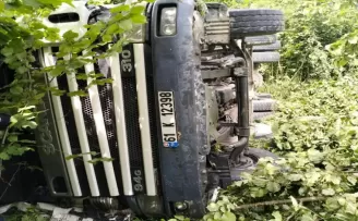 Trabzon’da şarampole devrilen tırın sürücüsü öldü