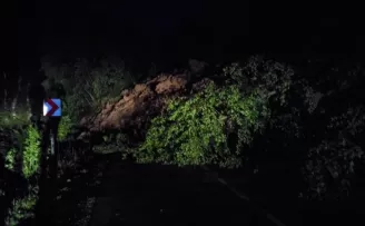 Trabzon’un Şalpazarı ilçesinde heyelan nedeniyle kara yolu ulaşıma kapandı