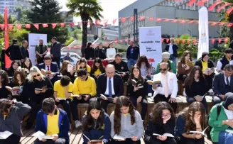 Vali Tutulmaz gençlerle kitap okudu