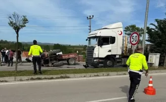 Vezirköprü’de tırla çarpışan traktörün sürücüsü yaralandı