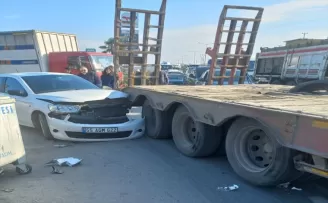 Yakakent'te tırla otomobilin çarpışması sonucu hasar oluştu