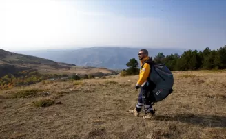 Yamaç paraşütünden açtığı afişle ambulanslara yol istiyor