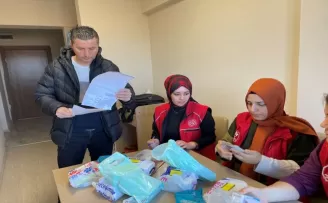 Yurtta kalan depremzedelerin ilaçlarını gençlik merkezi gönüllüleri dağıtıyor