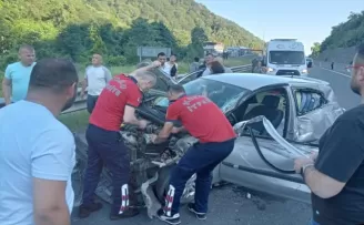 Zonguldak’ta bariyerlere çarpan otomobilin sürücüsü öldü, eşi yaralandı