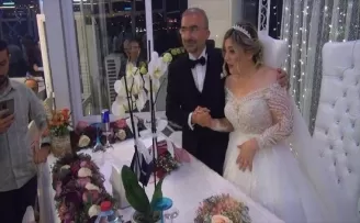 Zonguldak'ta gelin ve damada tiyatrocu arkadaşlarından 