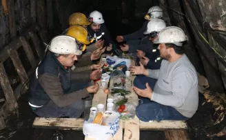 Zonguldak’ta maden işçileri ilk sahurlarını yerin metrelerce altında yaptı
