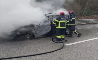 Zonguldak’ta seyir halindeki hafif ticari araç yandı