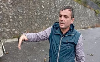 Zonguldak’ta yamaçtan düşen kayalar kamyonete isabet etti