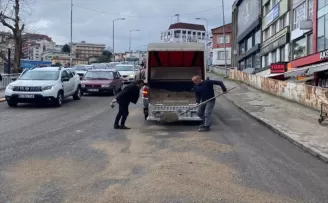 Zonguldak'ta yola dökülen mazot ulaşımı aksattı
