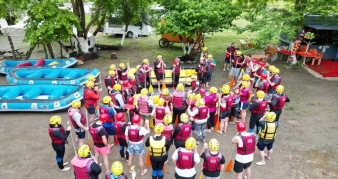 Adrenalin tutkunları Melen Çayı’nda rafting yaptı