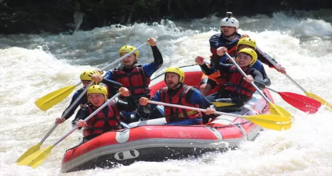 Adrenalin tutkunları Melen Çayı’nda rafting yaptı