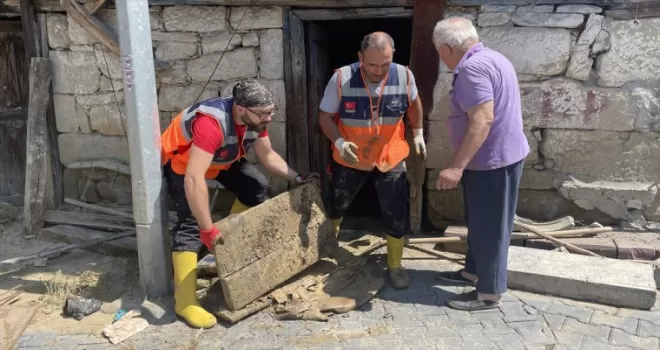 AFAD gönüllüleri Zonguldak’ta selin yaralarını sarıyor