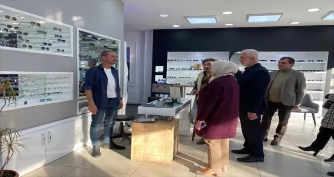AK Parti Genel Merkez Kadın Kolları Başkanı Keşir, Düzce'de esnafla görüştü