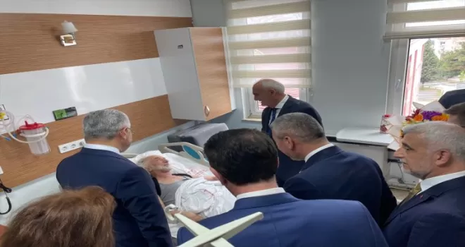 AK Parti’li Yılmaz, tramvay kazasında yaralananları hastanede ziyaret etti