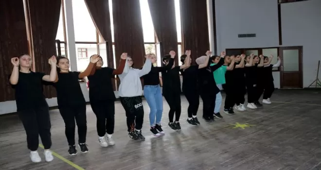 Akçaabat Belediye Başkanı Ekim, horon kursunu ziyaret etti