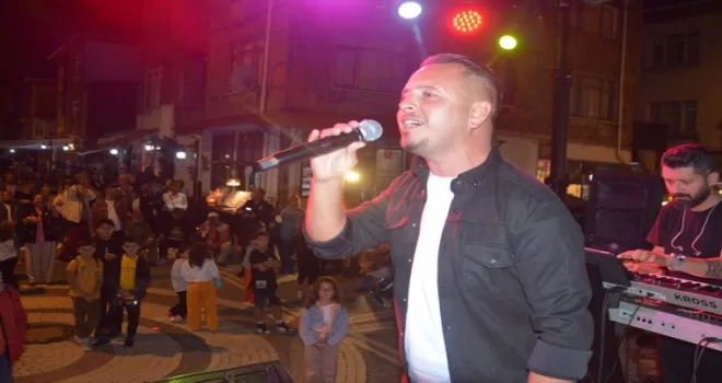 Akçakoca’daki konserde pop müzik sanatçısı Özgür Karakaş sahne aldı