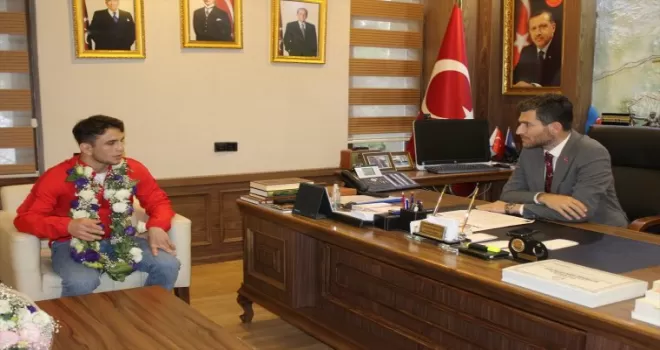 Altın madalya kazanan güreşçiden Erbaa Belediye Başkanı Karagöl’e ziyaret