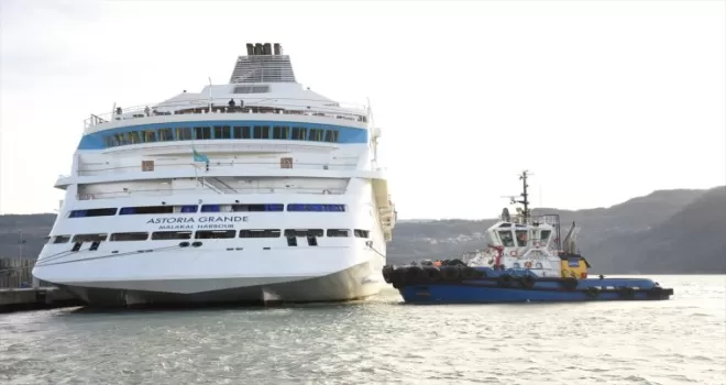 Amasra'da limana çarpan yolcu gemisi, römorkör yardımıyla demirledi