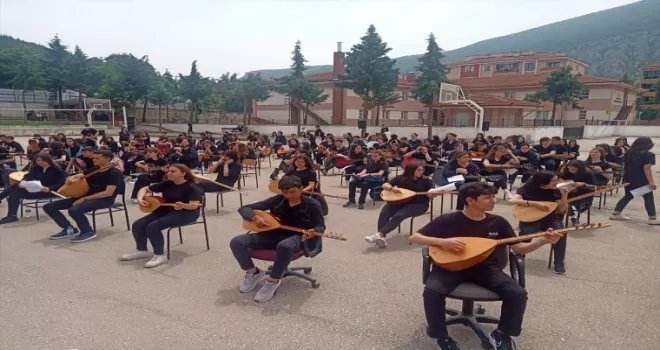 Amasya’da 140 kişilik orkestra oluşturan lise öğrencilerinden konser