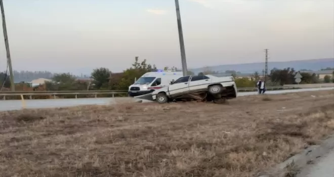Amasya’da aydınlatma direğine çarpan otomobilin sürücüsü yaralandı