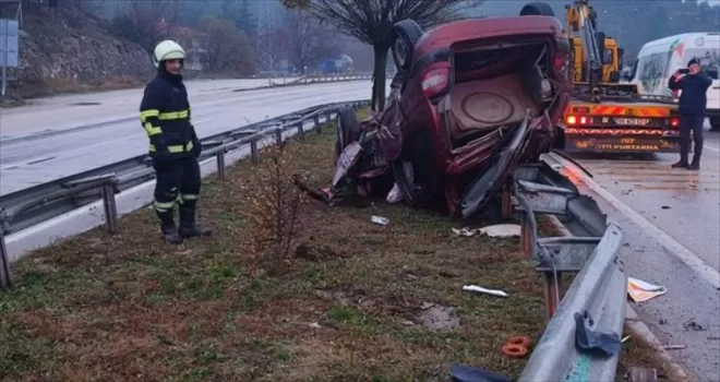 Amasya’da bariyere çarpan otomobildeki 2 kişi yaralandı