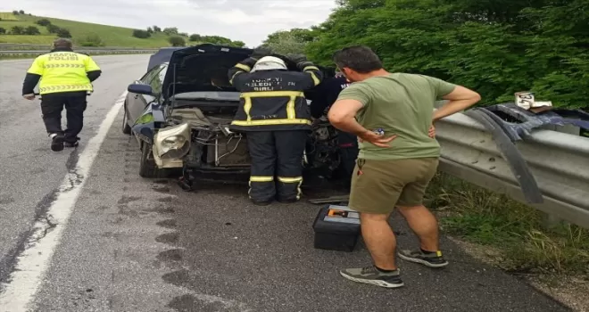 Amasya’da bariyerlere çarpan otomobildeki 3 kişi yaralandı