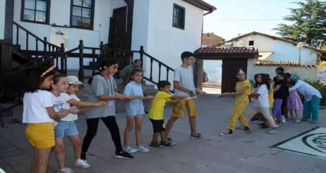 Amasya’da çocuklar unutulmaya yüz tutmuş sokak oyunlarıyla eğlendi
